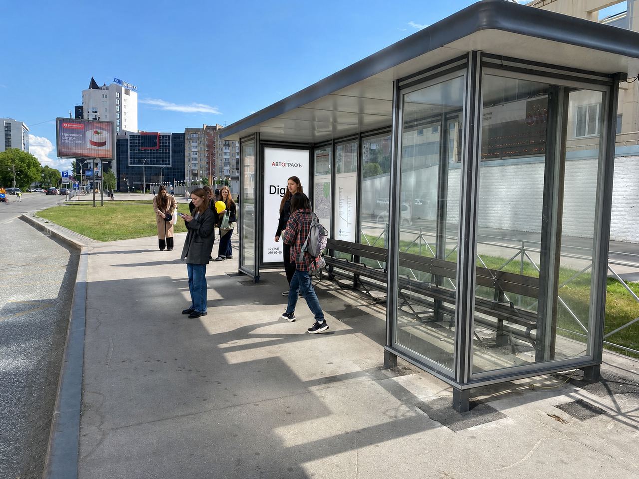 Цифровой экран — ул. Революции, 13 (ост. Гипермаркет Семья)
